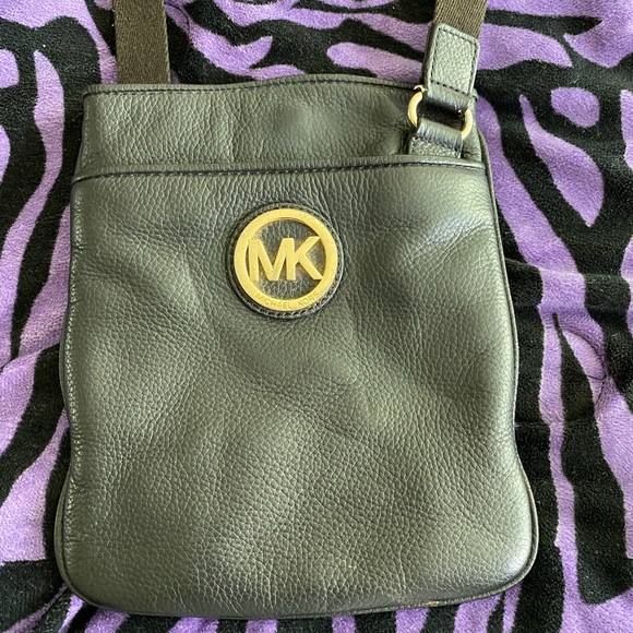 Michael Kors Handbags - Pre loved crossbody Michael Kors